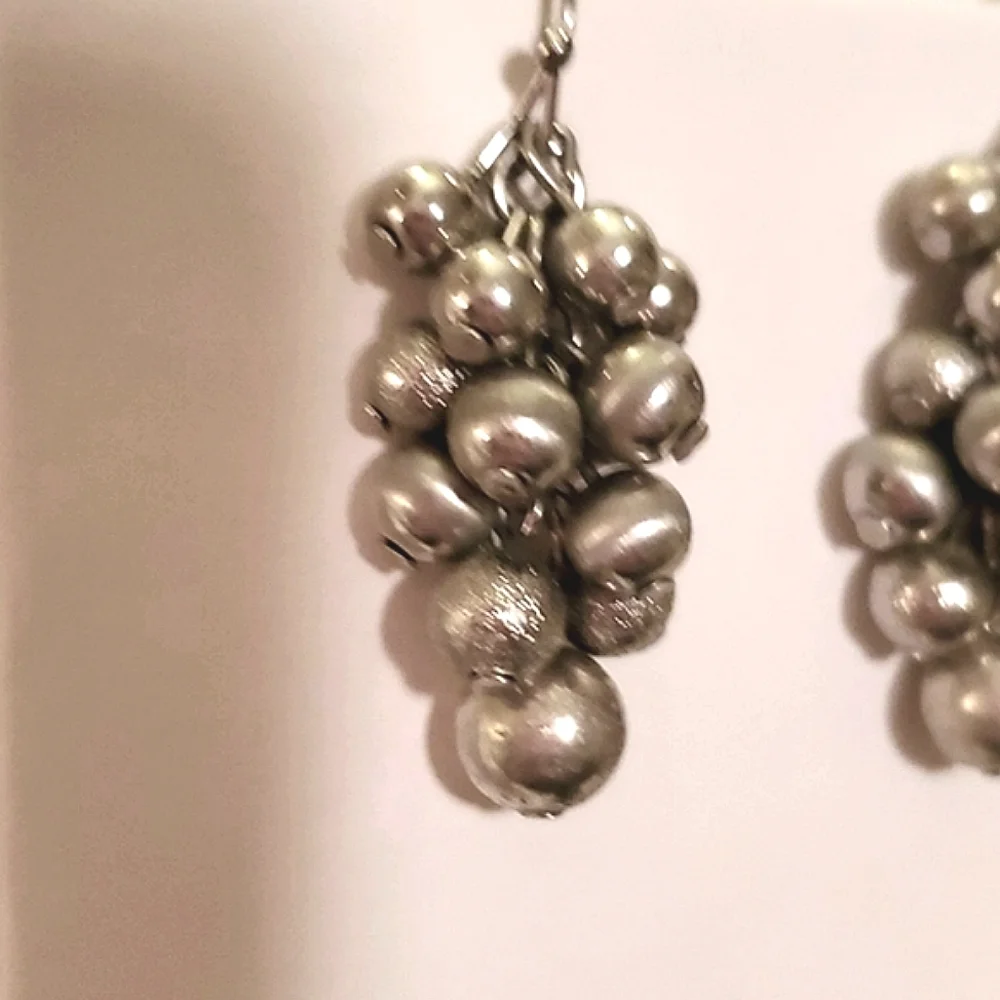 Dainty Silver Tone Grape Cluster Earrings Mixed Finishes Sparkly Lightweight 1.5